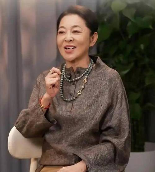 《一路繁花》舆论失控!向太、倪萍、蔡明的评论区无一幸免