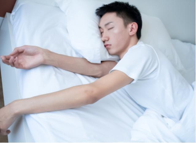 高血脂与睡觉有关?医生多次强调:高血脂人,睡觉切记“2不要”
