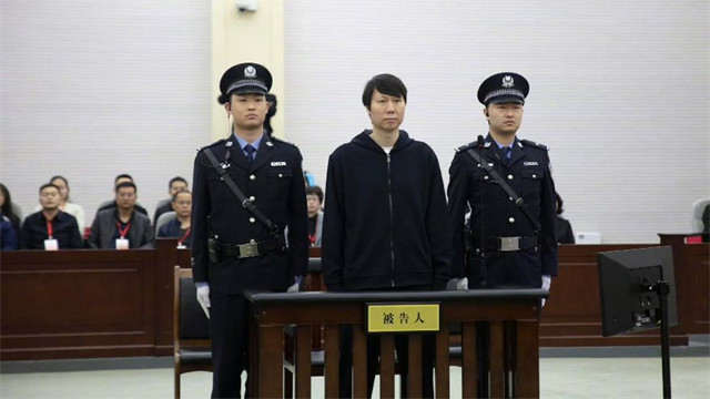 李铁庭审显老！两眼无神，法令纹变深，改了发型，无法吹刘海了