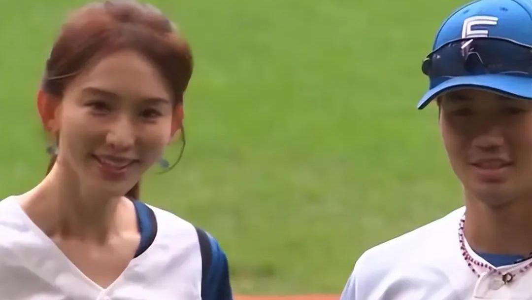 50岁林志玲带儿子外出，身材苗条像30岁，脸却暴露真实年龄