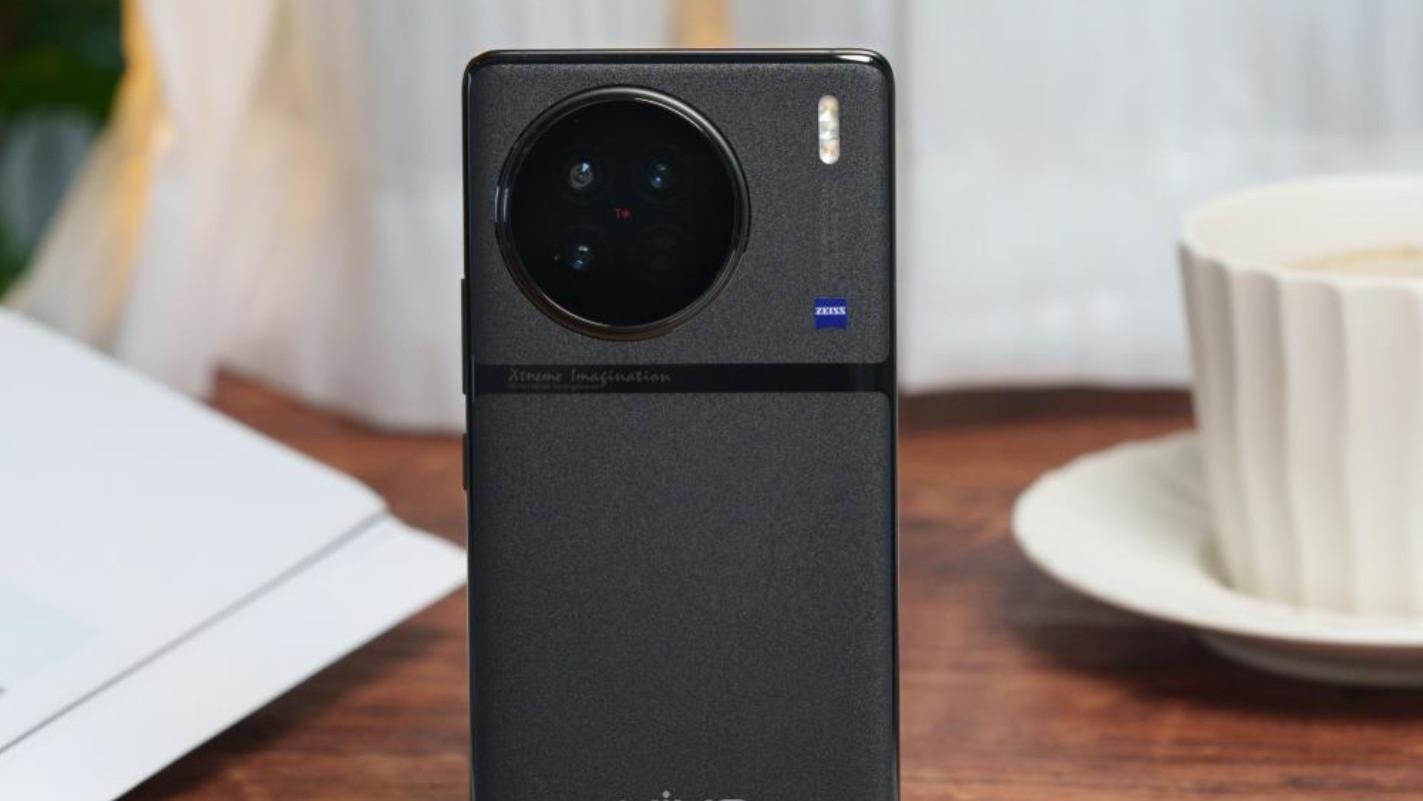 从4499元跌至2499元，120w+专业人像，vivo影像旗舰加速退场