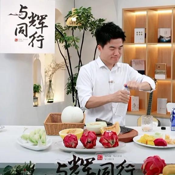 董宇辉,被问“为何见到偶像后,如此淡定?”网友:这回答,实诚