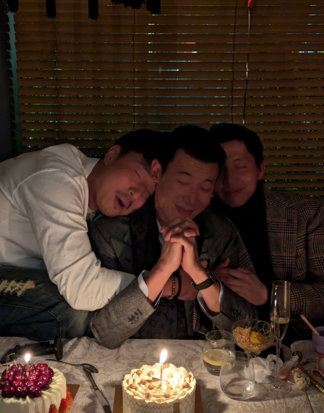 朱珠为老公庆生,刘亦菲惊喜现身,送LV当礼物出手超阔绰