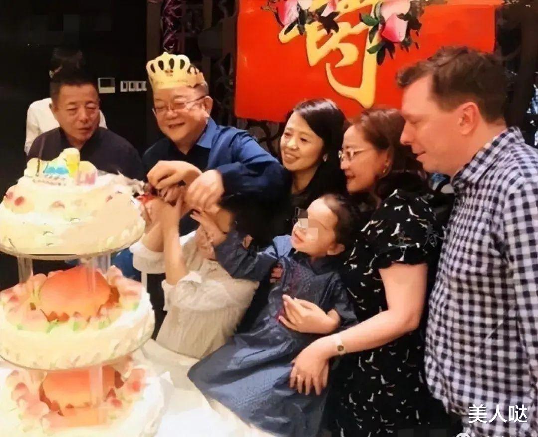 王刚全家福曝光！大女儿打扮精致不如继母美，儿子比孙子几乎同岁