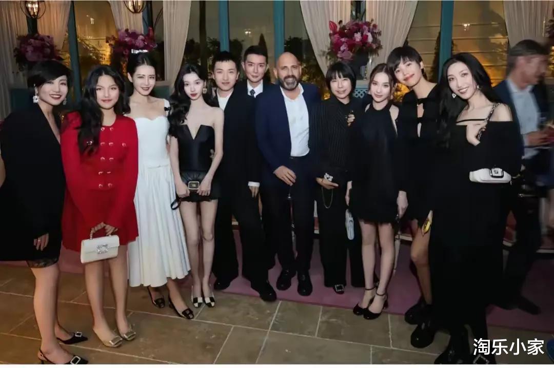 李湘家过圣诞！王诗龄被刘亦菲搂着合影，王岳伦陪同母女俩吃大餐