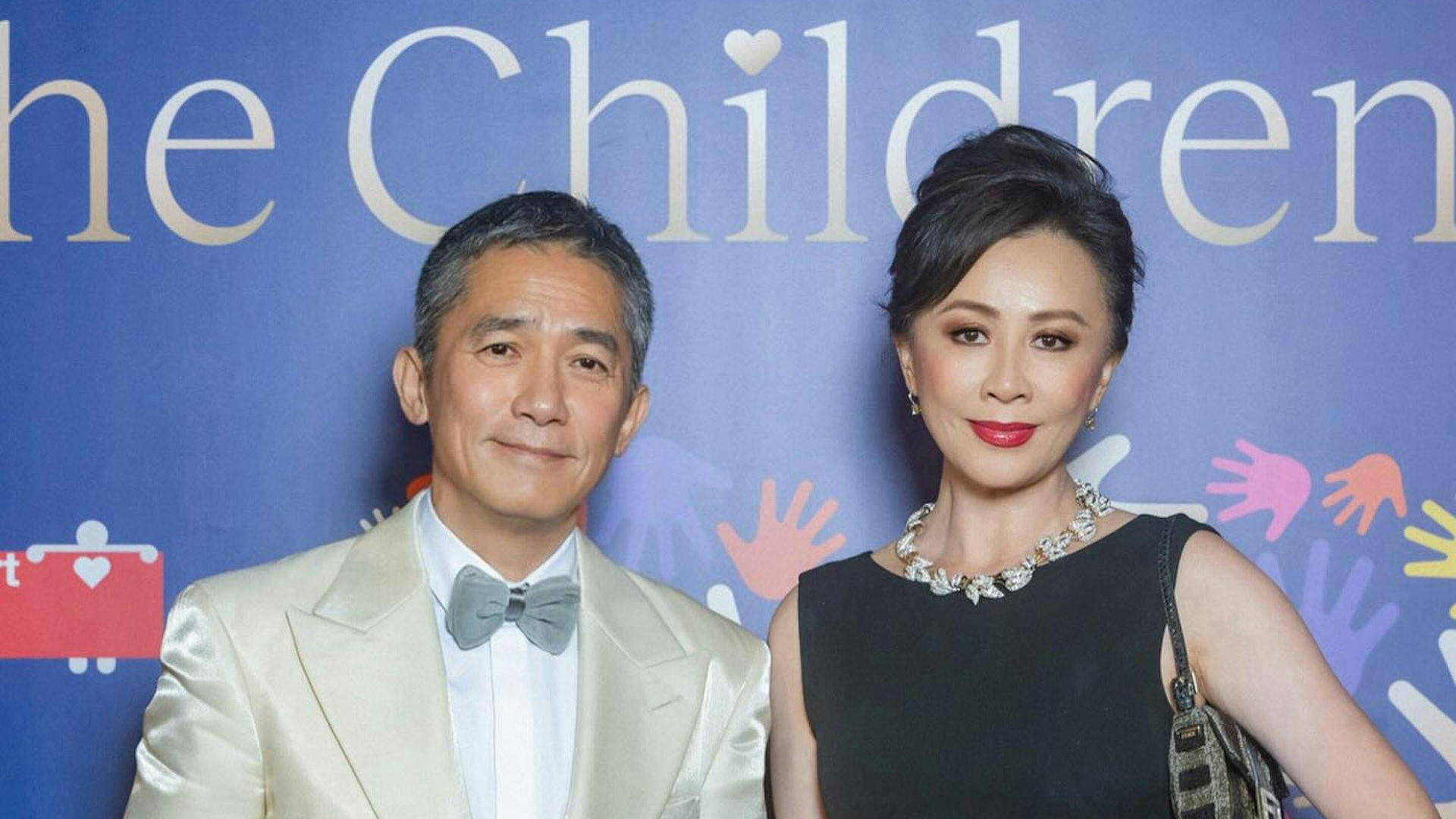 刘嘉玲卖香港豪宅赚2100万，王菲同小区豪宅也在卖，叫价高卖不掉