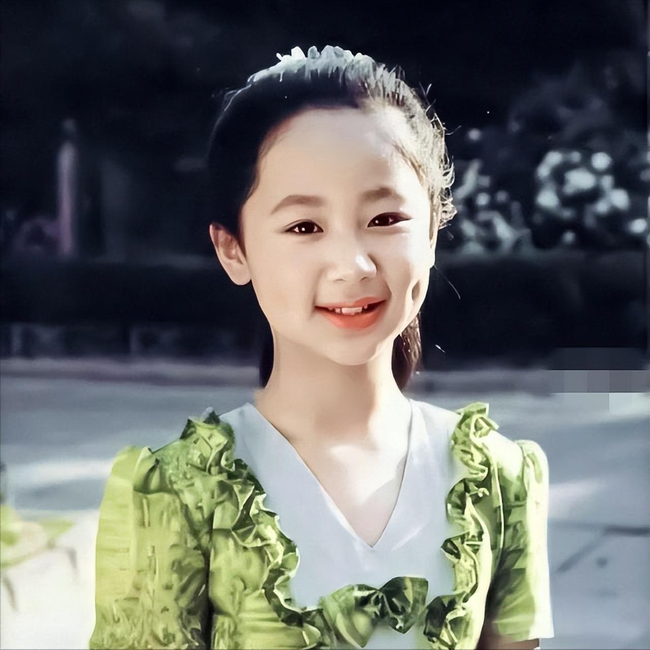 杨紫发32岁生日照，媒体痛批整容太过，网友表示越来越像刘晓庆