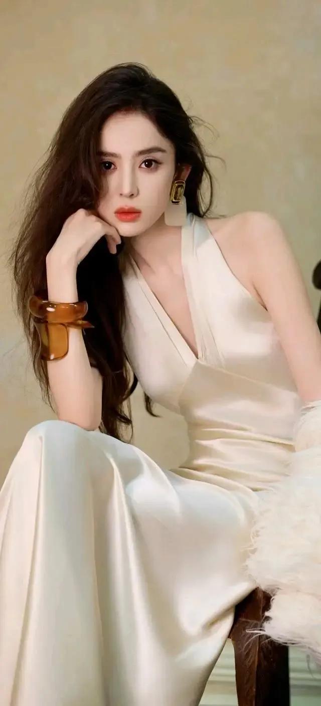 古力娜扎深V白色礼服,依旧美的很安心!