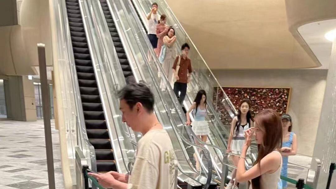 热闹的父亲节，又一个曝为王思聪生孩子？他懒理带美女国外游玩