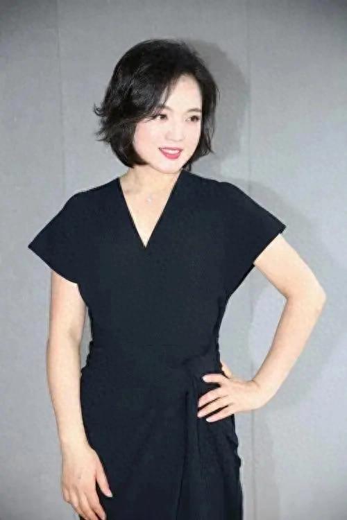 著名歌手白雪:与圈外精英丈夫离婚后,带娃再嫁完美小丈夫