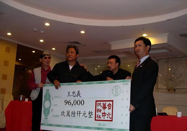 他靠春晚一炮而红，后意外摔成傻子，被妻女抛弃，情人照顾他26年