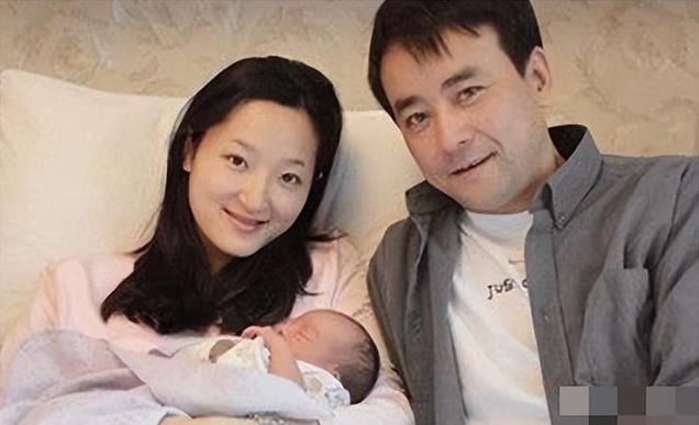 演员罗钢,娶小23岁郝蕾,陪娇妻战胜家族遗传病,48岁老来得子