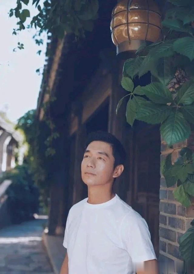 邢佳栋是山西男人憨直、直率、温和的气质硬汉形象男人味十足。