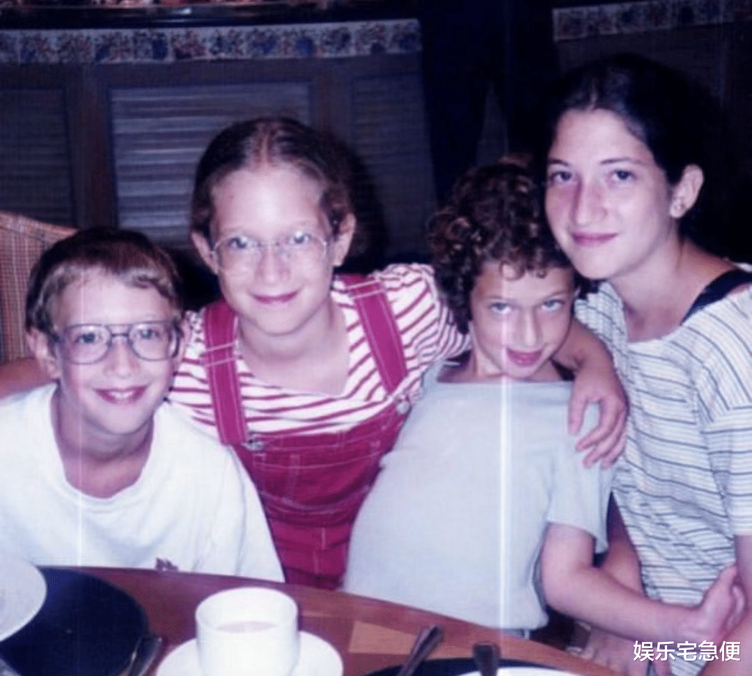 扎克伯格父亲庆生,祖孙三代齐聚23亿豪华游艇,家中三姐妹罕露面