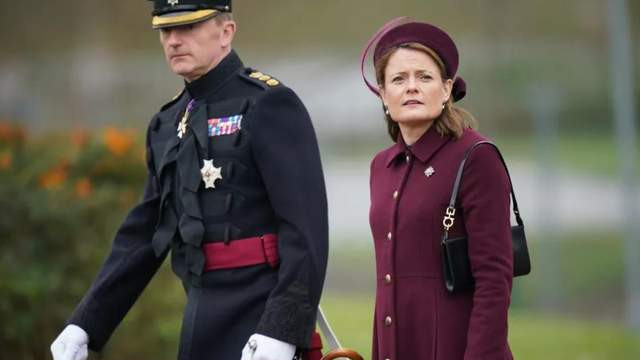 ?凯特的“替身”亮相，出席圣帕特里克节游行，身穿一袭梅子色大衣