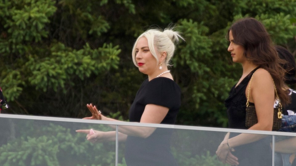 Lady Gaga现身妹妹婚礼 小腹明显隆起 孕味十足