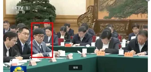 80后梁文鋒和90后王興興，就坐第一排，他們已經(jīng)年輕人中的典范！