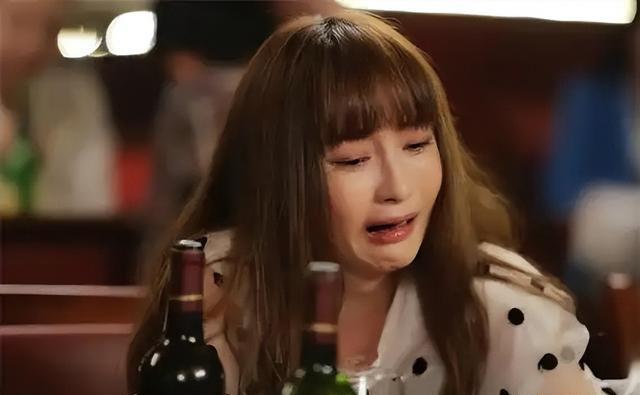 42岁姚笛回国后首现身，带儿子出门游玩引热议，网友：文章亏大了