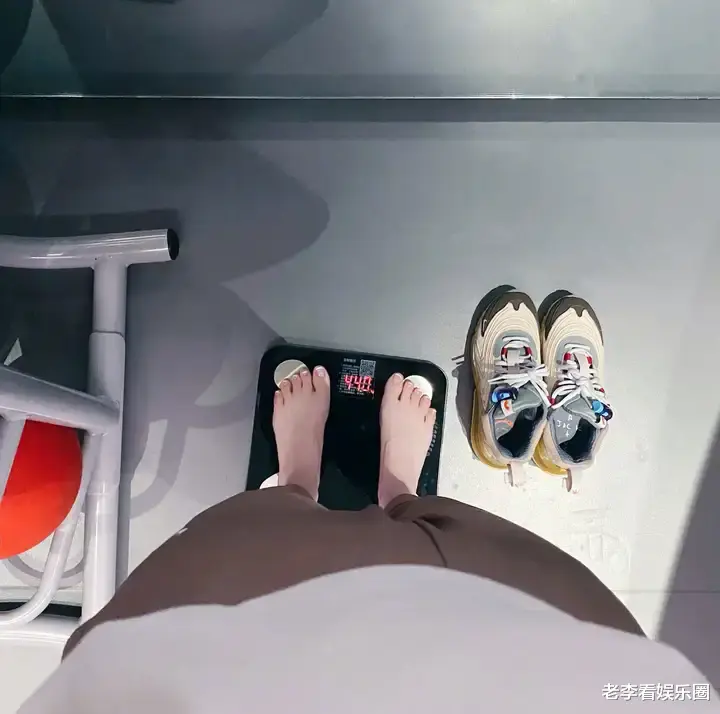 邓紫棋演唱会再创纪录,将皮裤换成丝袜高跟鞋,果然更有魅力!