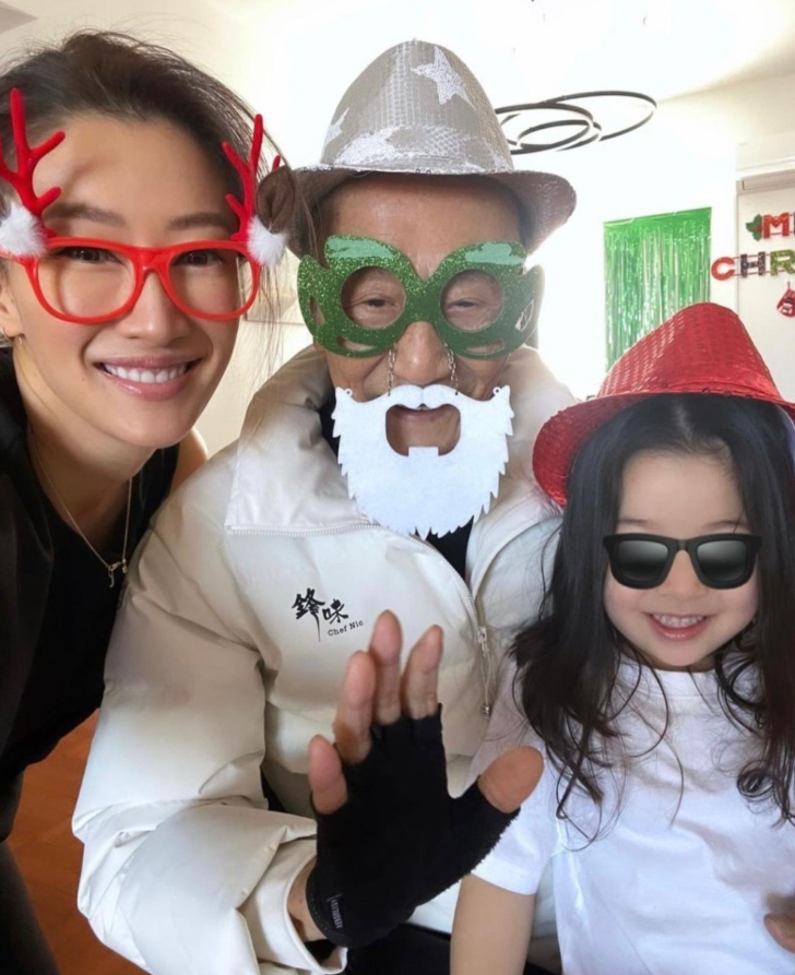 87岁谢贤消失2年现身街头找厕所，4名工人在旁，王菲上个月曾探望