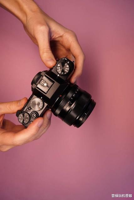 手機(jī)拍照究竟能否超越傳統(tǒng)相機(jī)？?jī)?nèi)在關(guān)系竟然取決于這個(gè)！