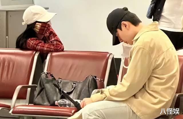 董子健陪女儿上美术课,头发长的能扎辫子,才30却有着50岁的沧桑