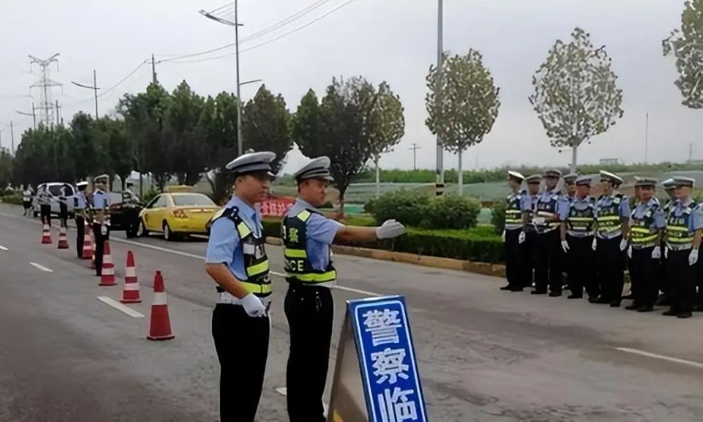 7座车拉了7人被判超载！车主一句话问懵交警：难道我也算人吗？