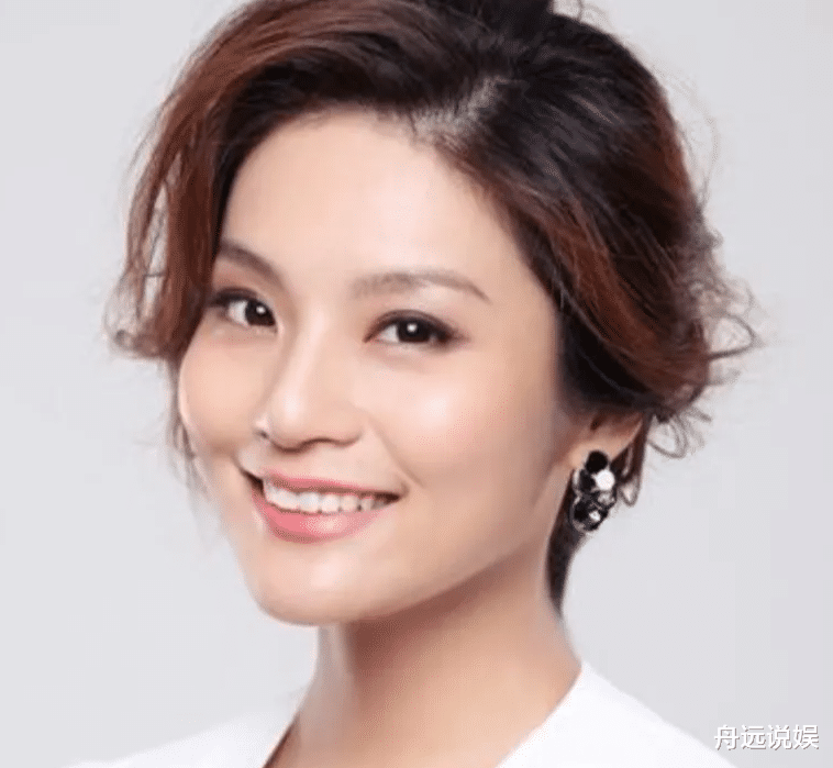 连续14年霸屏中秋!央视‘隐形一姐’真实身份曝光,背景太吓人!