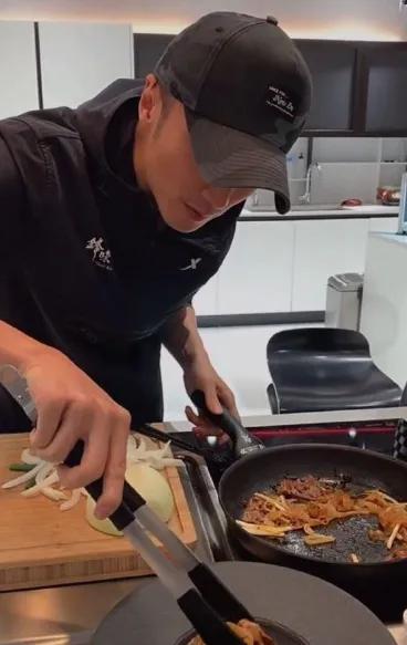 “锋芝恋”离婚12年罕见合体，张柏芝带儿子回家，谢霆锋兴奋下厨