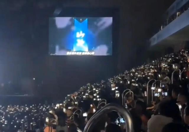 刀郎合肥演唱会后台照曝光,挤眉弄眼抬手作揖,现场座无虚席