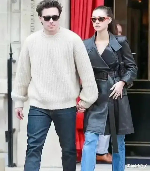 贝克汉姆19岁小儿子与30岁女友官宣,街头热吻超浪漫,贝嫂要哭了