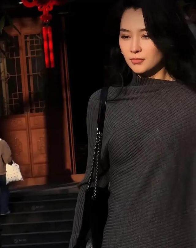 森林北寺庙烧香,紧身装凸显火辣身材,网友称汪峰太幸福了