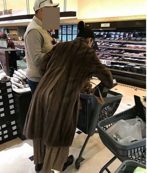 全智贤一家四口罕见同框,185cm丈夫帅过男明星!网友:好配啊!