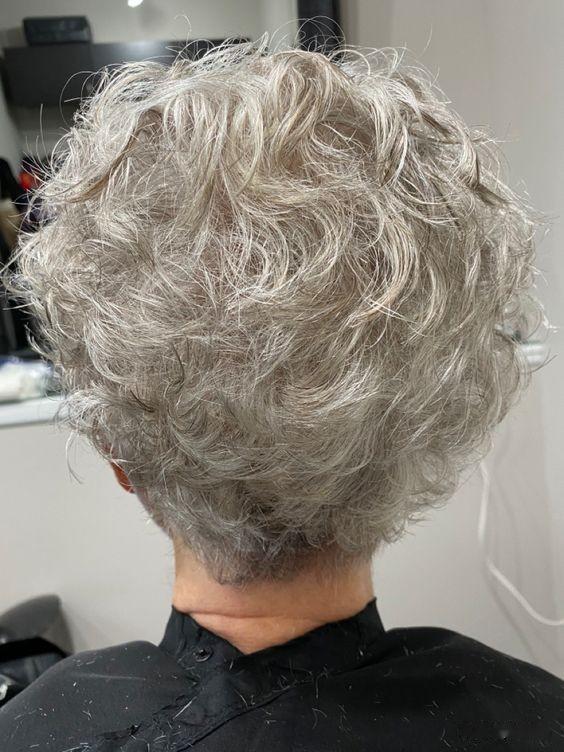 女人上了年纪头发花白,发型就选短发全头烫,蓬松时尚显发量