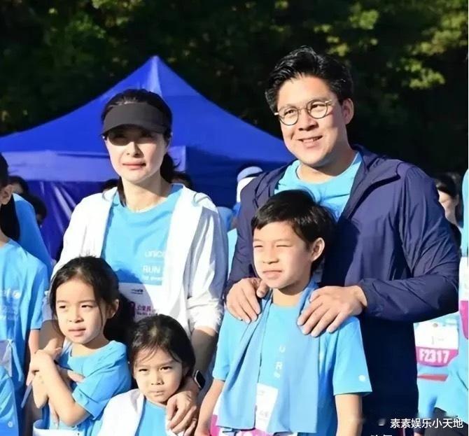 郭晶晶儿女帮外婆抬行李，兄妹齐心协力，外婆见状露出慈笑