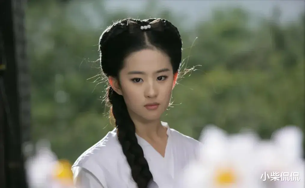 刘亦菲晒生日聚餐照,暴露强大人脉,这些大佬原来都是她的闺蜜!