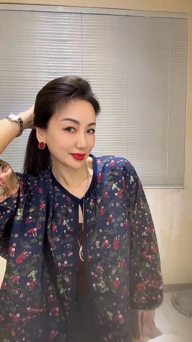 成熟女神妩媚动人,靓丽身姿光彩照人!