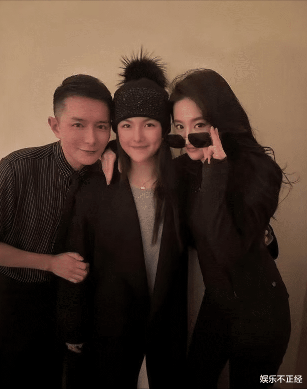 37岁刘亦菲与40岁朱珠同框，我才明白，骨相美与皮相美的差别！