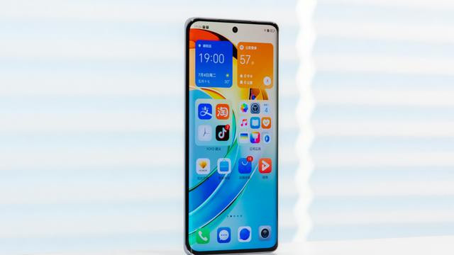 跌至1019元，5800mAh+1亿像素，千元机市场诞生“新黑马”