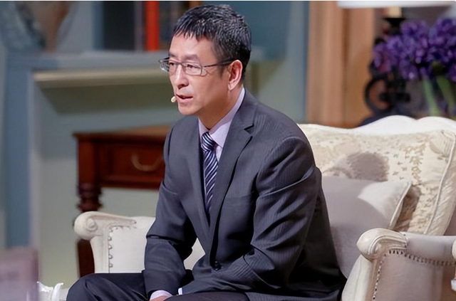 央视一哥因一句话跌落神坛,被病痛折磨暴瘦50斤,长期失眠想自杀