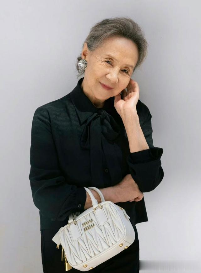 女人上了年纪别刻意“扮嫩”,自然老去才是真美!看吴彦姝就知道