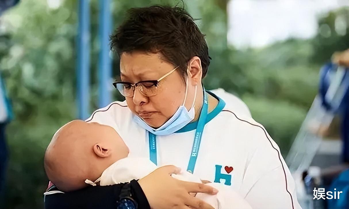 52岁韩红被曝肝癌晚期,病危住院?本人回应了