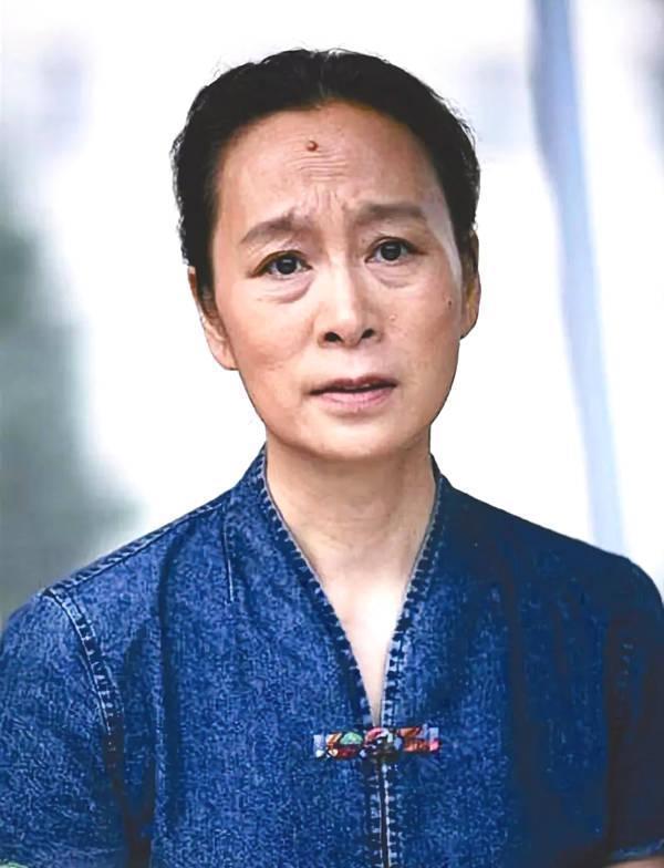 “国家一级演员”奚美娟，人前“两副面孔”，晚年统统都现原形