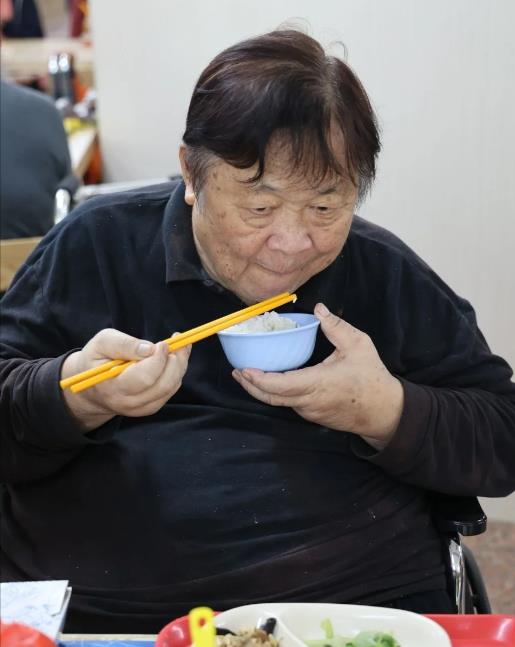 76岁老戏骨晚年凄凉,住养老院月领1.5万救济金,瘦54斤儿女不管