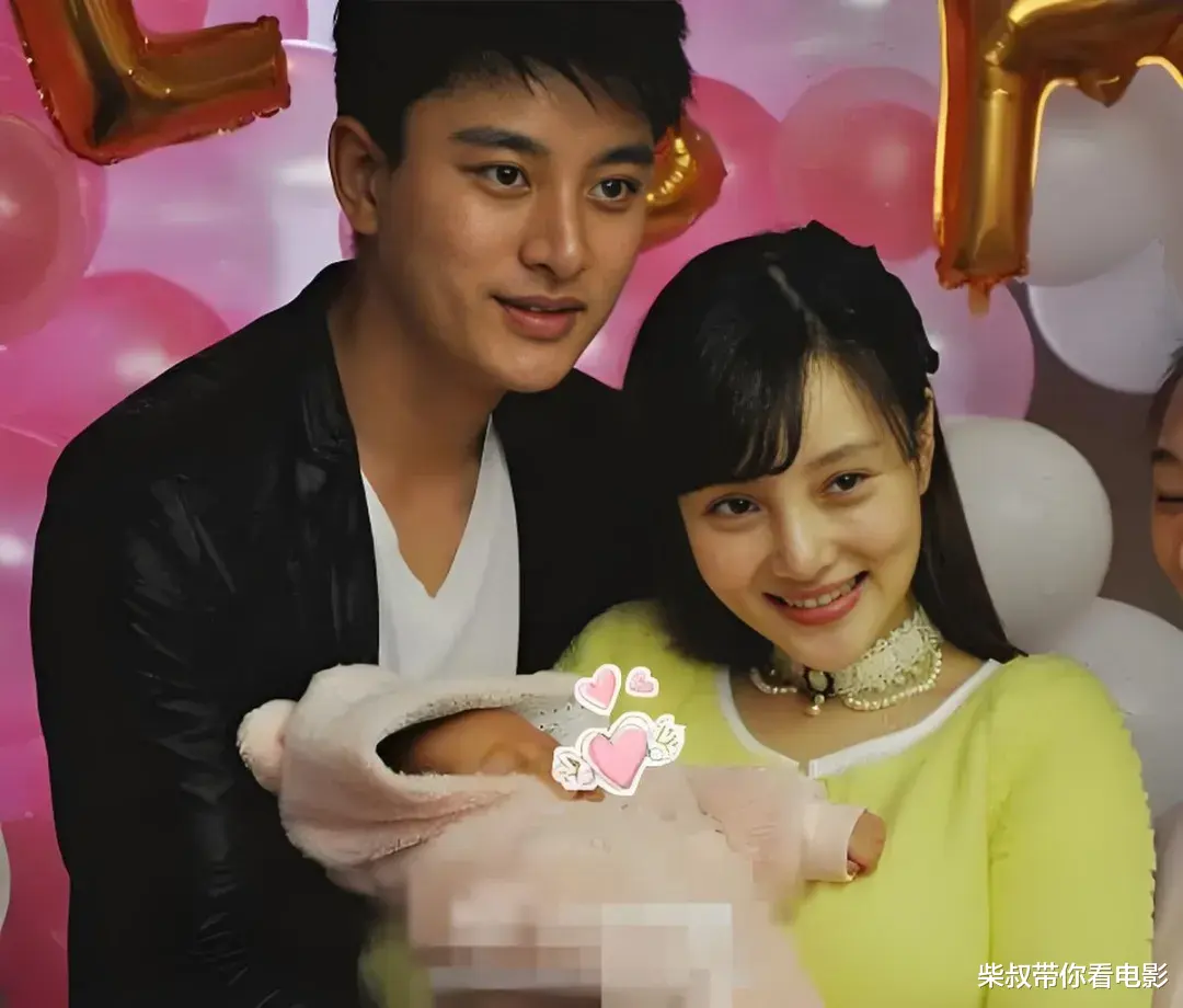 李小璐母女同框：肤色差距太大，一黑一白，网友：李小璐的好基因跑偏了！