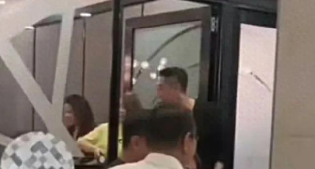 曝汪小菲和女友现身医院,喝中药调理,每天健身,张兰态度改变了