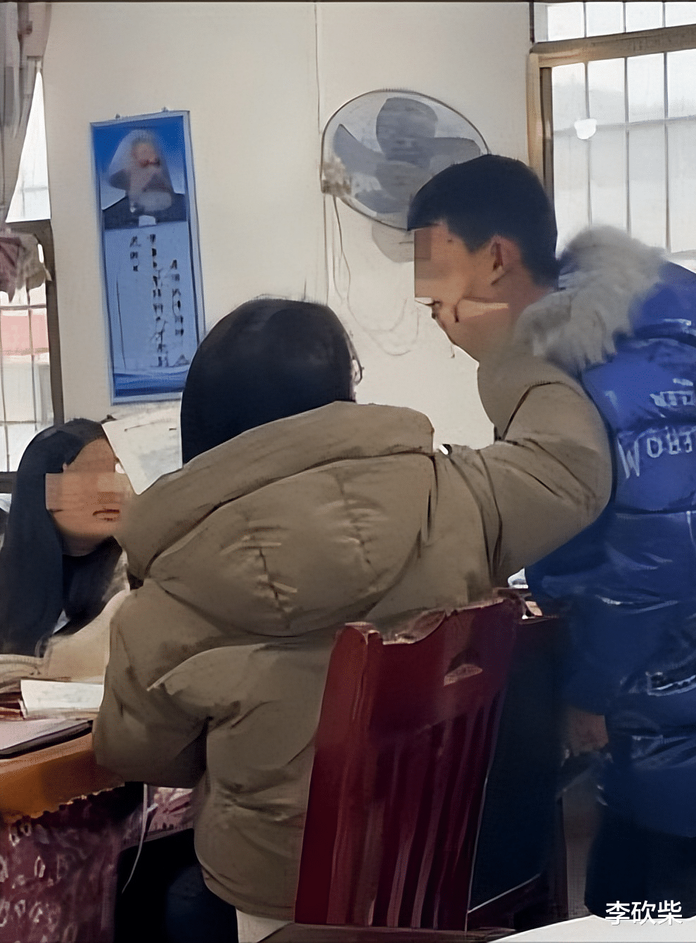 闹大了!殴打女学生的杨老师,彻底被网友扒了个“底朝天”