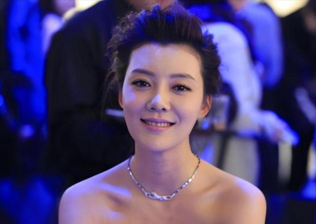 43岁车晓的鼻子朝天像猪鼻,网友:与“肥头大耳”的前夫越来越像