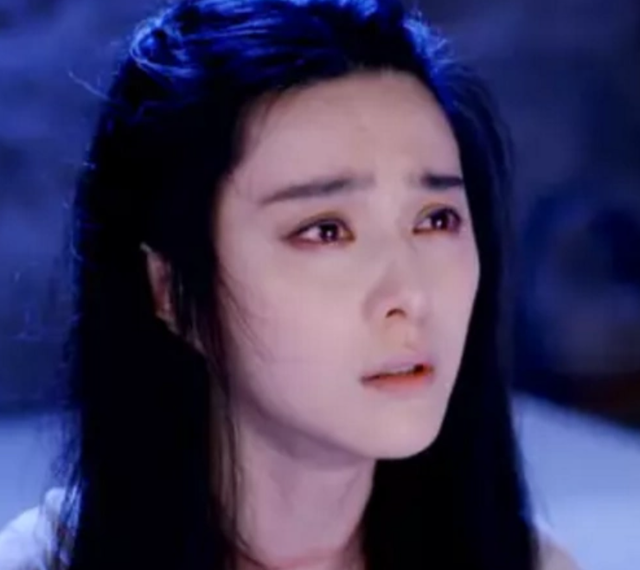 44岁范冰冰和弟弟豪宅做饭，穿开衫漂亮减龄，弟弟亲自下厨很暖男