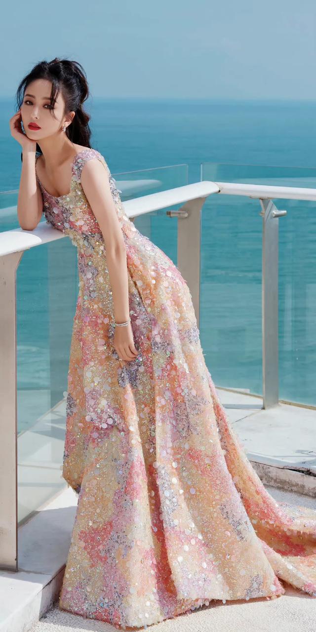 佟丽娅珠光宝气，高贵优雅